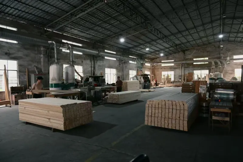 Production hall with planers, panel benches and stackers along the wall