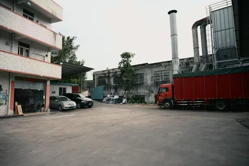 Workshop yard with the loading bay, extraction plant and delivery vehicles
